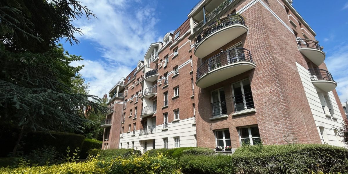 VENTE APPARTEMENT DUPLEX – DERNIER ETAGE – 3 CHAMBRES – BALCON ET PARKING