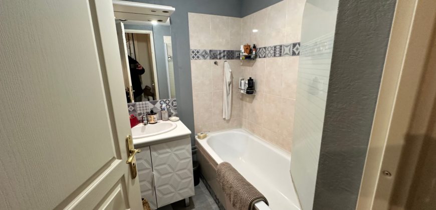 VENTE APPARTEMENT RDC – UNE CHAMBRE – JARDIN – GARAGE